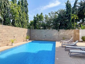 Outdoor pool - Spacious Two Bedroom Serviced Apartment @ Lul Water - Labone (Accra)