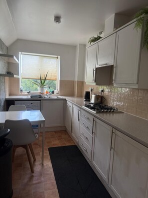 Køleskab, mikrobølgeovn, ovn, kogeplade