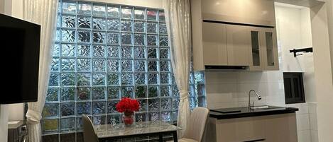 Refrigerador con freezer, microondas, horno, placa de cocina