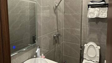 Basic dubbelrum för 1 person | Badrum | Dusch, hårtork, badrock och tofflor