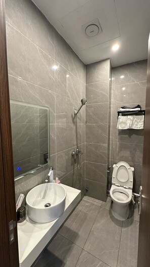 Eenvoudige tweepersoonskamer, voor 1 persoon | Badkamer | Een douche, een haardroger, badjassen, pantoffels