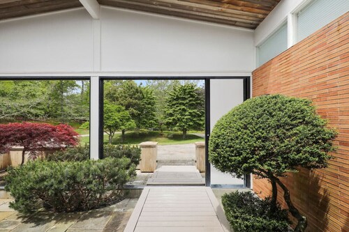 Beachfront Woods Hole Estate with Ocean View