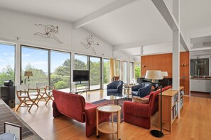 Smart-TV, peis, bøker og stereoanlegg