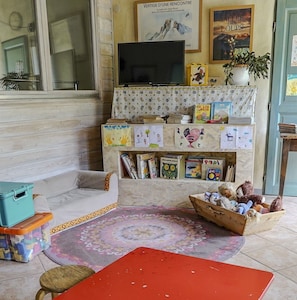 Smart-tv, een open haard en boeken