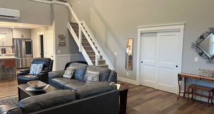 Beautiful Country Setting 1100 Sq. Ft Loft Barn Dominium Apartment all Amenities