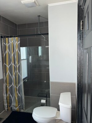 Een douche, een haardroger, handdoeken, zeep