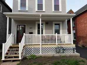 Exterior - Downtown Buffalo Entire 6 Bedrooms house with AC, WiFi , and Private Parking (Buffalo)