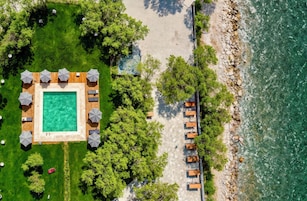 Una piscina al aire libre de temporada