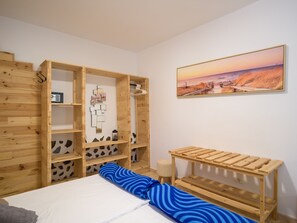 4 bedrooms, bed sheets