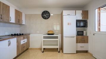 Mikrobølgeovn, kaffetrakter/tekoker og kjøkkenutstyr