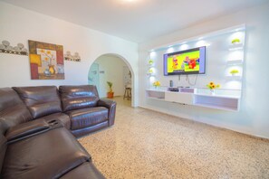 Smart TV - Vacation Home for 20 Guests with 2 Private Pools (Aguada)