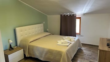 Comfort-Apartment, Blick auf den Innenhof | 1 Schlafzimmer, hochwertige Bettwaren, Betten mit Memory-Foam-Matratzen