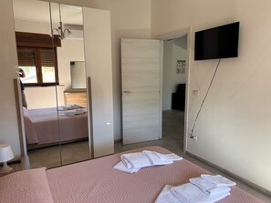 Appartement Confort, vue sur la cour intérieure | 1 chambre, literie de qualité, lit avec matelas en mousse à mémoire