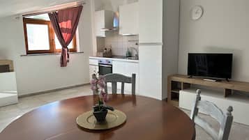 Comfort-Apartment, Blick auf den Innenhof | Eigene Küche | Großer Kühlschrank, Ofen, Herdplatte, Espressomaschine