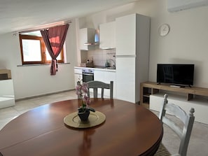 Appartement Confort, vue sur la cour intérieure | Cuisine privée | Réfrigérateur grande capacité avec congélateur, un four