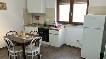Condo conforto, vista para o pátio | Cozinha privada | Geladeira grande, fogão, cooktop, máquina de café expresso