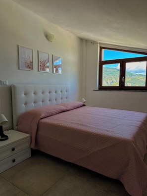 Appartement Confort, vue sur la cour intérieure | 1 chambre, literie de qualité, lit avec matelas en mousse à mémoire