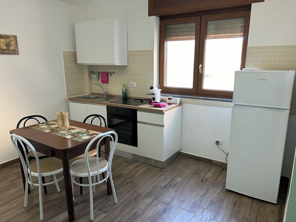 Full-sized fridge, oven, stovetop, espresso maker