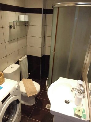 Sèche-cheveux, serviettes fournies, savon, papier toilette