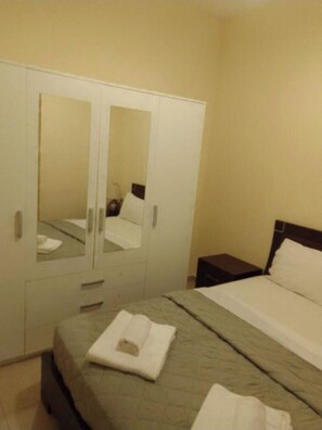 1 habitación, tabla de planchar con plancha, wifi y ropa de cama 