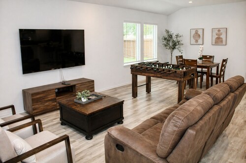 Modern 3 BR New House with Grill and Games