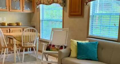 Cozy Creekside Tiny Home w/ Full Kitchen - Walk to Distillery