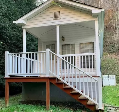 外観. Recently Updated - Cozy Creekside Tiny Home w/ Full Kitchen; Walk to Distillery