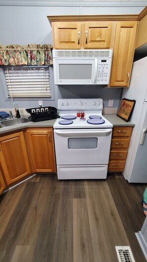 Kjøleskap, mikrobølgeovn, ovn og kokeplater