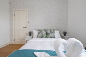 4 bedrooms, iron/ironing board, WiFi, bed sheets