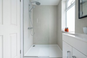 Shower, hair dryer, towels, soap - Fulham Spacious & Luxe House w/ Parking & Garden (London)