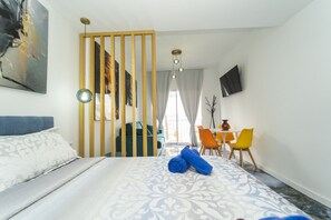1 bedroom, desk, WiFi