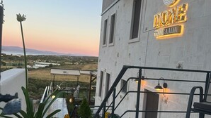 Un edificio con un letrero que dice "DOME BOZCA DA" y una escalera que lleva a un nivel superior.