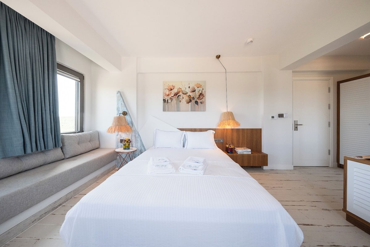 Deluxe Room, Sea View | Premium bedding, free WiFi, bed sheets