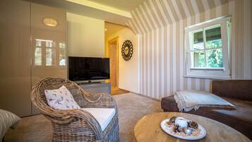 Smart-tv, bordtennisbord, bøger