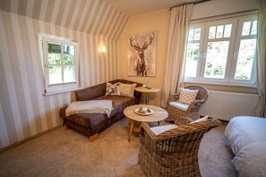 Smart TV, table tennis, books - Apartment Platzhirsch, charming, with forest view and large bathroom (Altenberg)