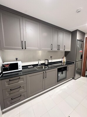 Private kitchen - Royal Al Arfan 2-bedroom apartment in tranquil Muscat (Muscat)