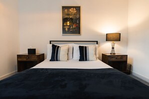 2 عدّة غرف نوم ومكواة/لوح كي وسرير سفر وواي فاي