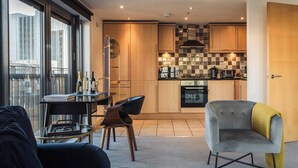Un apartamento moderno con comedor, cocina y un balcón con vistas.