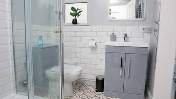 Apartment | Bathroom | Shower, towels