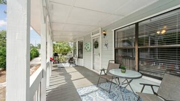 屋外ダイニングエリア