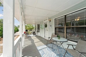 Outdoor dining - King Bedroom Marsh Side Getaway! (tybee island)