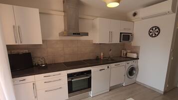 Een koelkast, een magnetron, een oven, een kookplaat