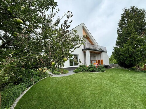 Neon apartment with balcony, garden view, super am