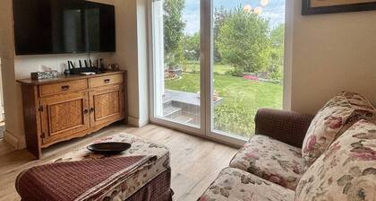 Neon apartment with balcony, garden view, super am