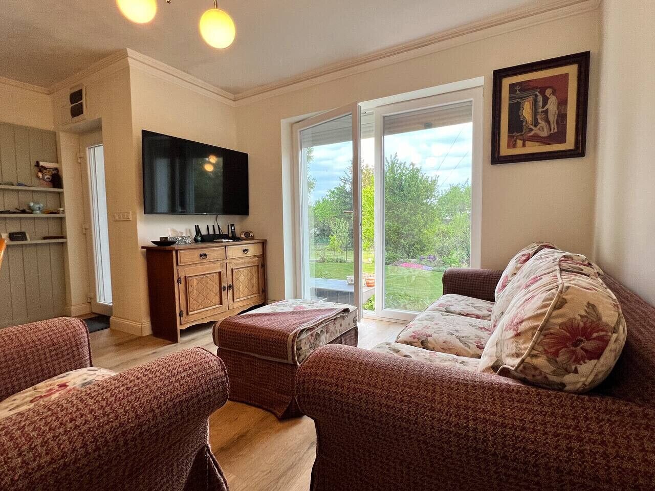 Een televisie en een stereo