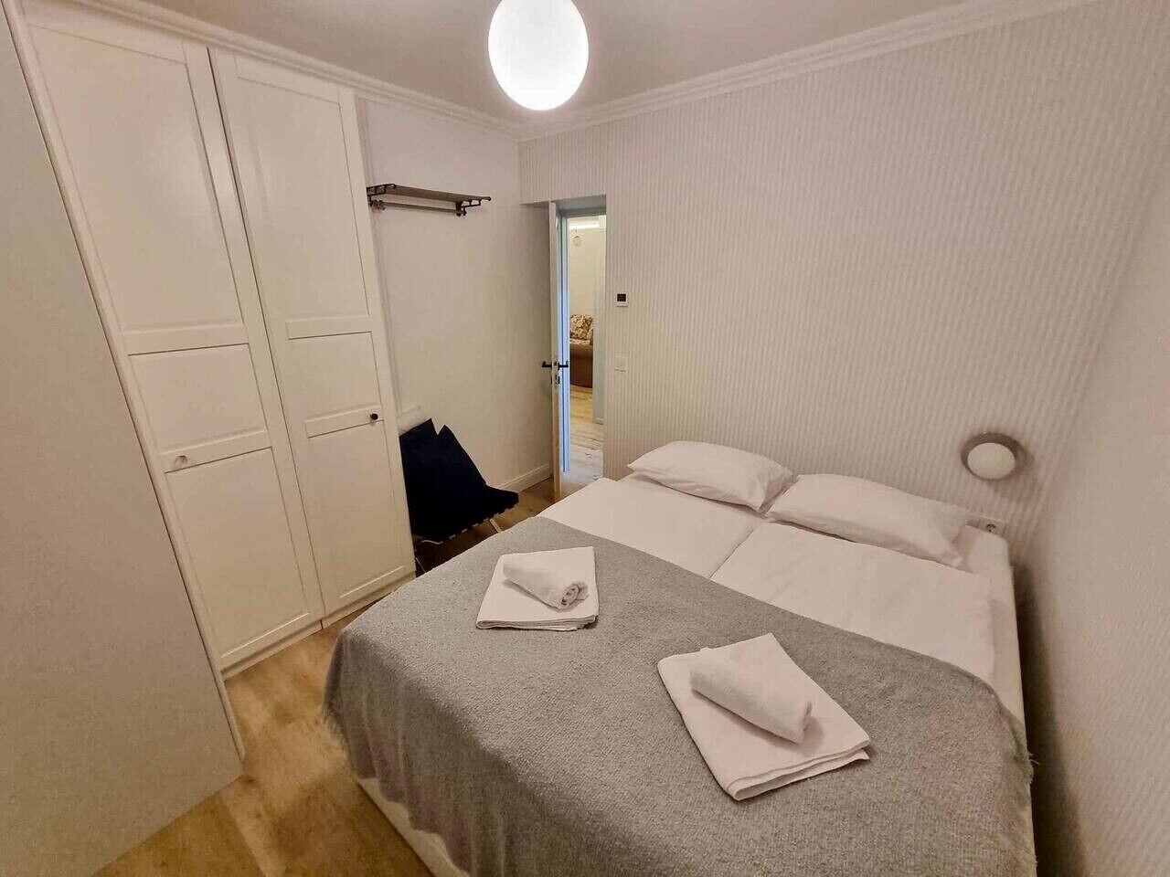 1 slaapkamer, een bureau, een strijkplank/strijkijzer, reisbedje