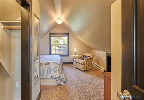 3 bedrooms, desk, iron/ironing board, WiFi