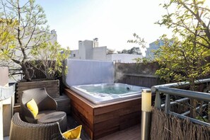Outdoor spa tub - Les Résidences Lavaud (Paris)