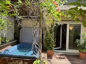Outdoor spa tub