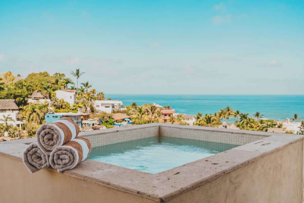 Bañera de hidromasaje al aire libre